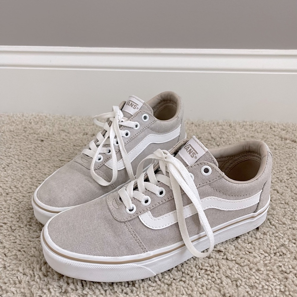 Women’s Van’s Ward sneakers- size 7.5 tan, white